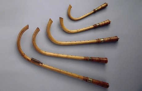 Fünf Krummhörner (17. Jh.) aus der Sammlung von St. Wenzel in Naumburg