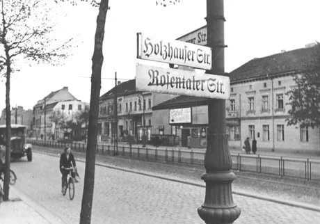 Umbenennung Rosenthaler Str in Holzhauser Str 1937, Foto Holzhauser Straße, Ecke Oranienburger Straße 1938, © Archiv Museum Reinickendorf Umbenennung Rosenthaler Str in Holzhauser Str 1937, Foto Holzhauser Straße, Ecke Oranienburger Straße 1938, © Archiv Museum Reinickendorf