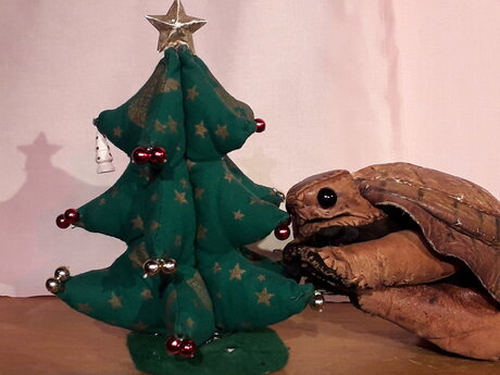 Szene aus Frau Schaum und ein Dinosaurier unterm Weihnachtsbaum