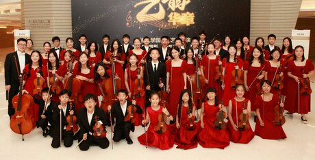 Streichorchester der Shanghai Schule und der Chor der Shanghai Shibei Schule