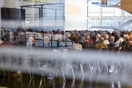 Im Foyer der Deutschen Oper Berlin