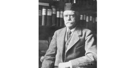 Georg Schweinfurth sitzend vor seinem Archiv und seiner Bibliothek, wahrscheinlich 1925