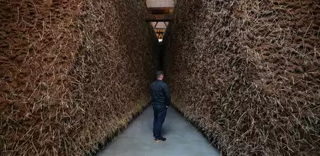 Delcy Morelos, El abrazo, Detail, 2023, Installationsansicht, Dia Chelsea, New York