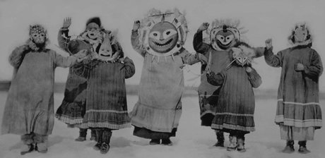 Filmstill aus „Uksuum Cauyai – The Drums of Winter“ (1988)