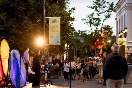 Festivalstimmung vor dem PalaisPopulaire