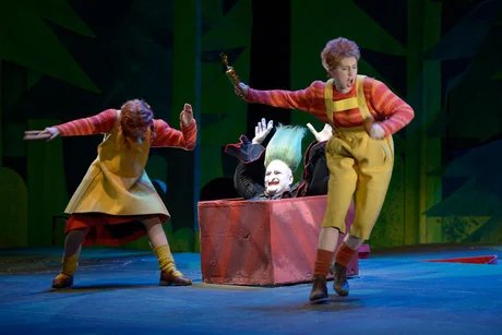 Stephanie Lauricella als Hänsel, Kim-Lillian Strebel als Gretel, Jörg Schörner als HexeBettina Stöß