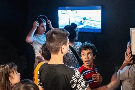 Kinder und Jugendliche präsentieren ihre Geschichten.