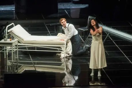Matthew Newlin als Alfredo Germont, Elena Tsallagova als Violetta Valéry