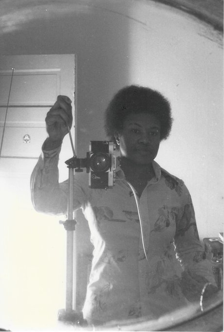 Schwarz-Weiß-Foto von Beverly Buchanan, die ein Selbstporträt im Spiegel macht.