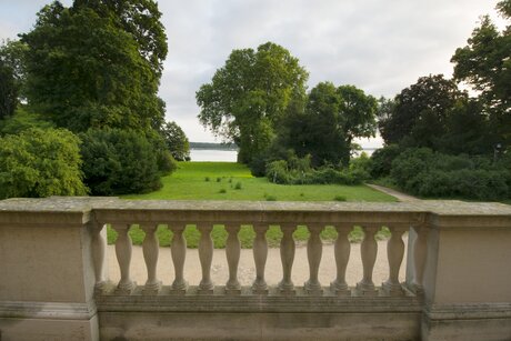 Schloss Caputh, Blick von der Freitreppe in den Park