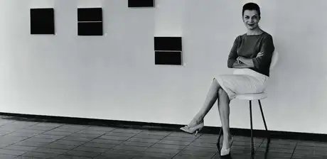 Lygia Clark mit ihren „Unidades“ während der Ausstellung der Neoconcretisten, Rio de Janeiro, 1959