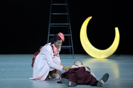 Jeanine De Bique als Helena, Gideon Poppe als Lysander