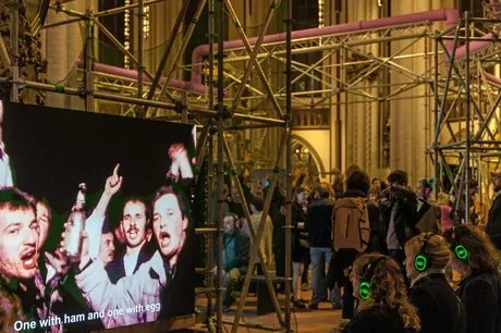 Foto aus der Ausstellung mit Besuchenden