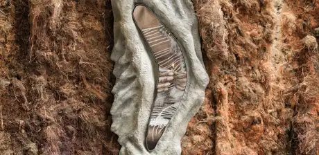 Klára Hosnedlová, CHANEL Commission: Klára Hosnedlová. embrace, 2025, Installationsansicht Hamburger Bahnhof – Nationalgalerie der Gegenwart, 1.5. – 26.10.2025