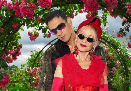 Benny Hiller & Monella Caspar unter einer Pergola mit Rosen