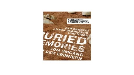 roter Sand, darin vergraben Tonmasken menschlicher Gesichter. Im Zentrum in weißer Schrift der Titel der Ausstellung.