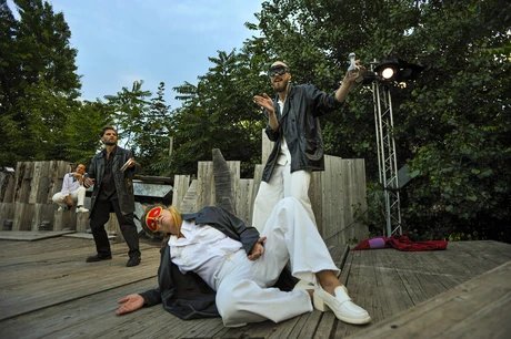 Hamlet (Benjamin Krüger) und Schauspielergruppe