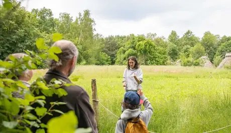 Momentaufnahme einer Führung durch das Museumsdorf Düppel
