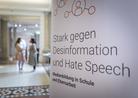 Veranstaltungen in Berlin: Weitklick Fachtagung: Stark gegen Desinformation und Hate Speech