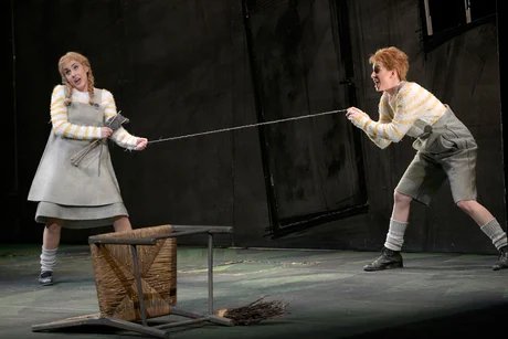 Stephanie Lauricella als Hänsel, Kim-Lillian Strebel als Gretel
