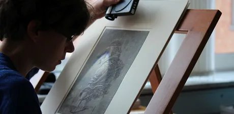 Betrachtung einer Zeichnung im Streiflicht