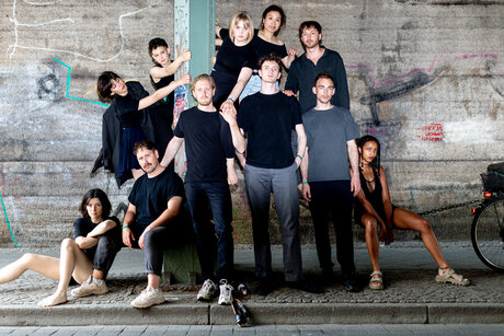 Gruppenfoto der diesjährigen Absolvent*innen Schauspiel der UdK Berlin