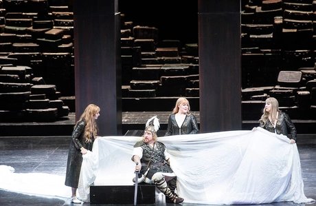 Lea-ann Dunbar als Woglinde, Karis Tucker als Wellgunde, Lindsay Ammann als Floßhilde, Clay Hilley als SiegfriedBernd Uhlig