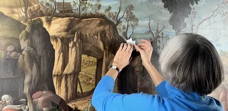 Chefrestauratorin Babette Hartwieg bei der Firnisabnahme: Vittore Carpaccio, Die Grabbereitung Christi, ca. 1515–1520