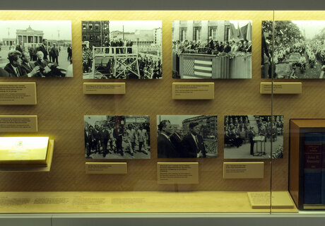 Vitrine zum Kennedy-Besuch in Berlin 1963