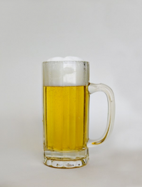 Glas gefüllt mit Bier