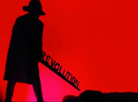 Visual zur Ausstellung "Auf die Barrikaden!" Zu sehen ist die Silhouette eines Menschen vor rotem Hintergrund sowie der Schriftzug "Revolution"