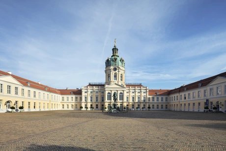 Schloss Charlottenburg, Altes Schloss – Blick in den Ehrenhof und auf den Mittelbau mit Kuppel