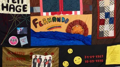 Eine Patch-Work-Decke mit Bildern und Namen von an Aids Verstorbenen.