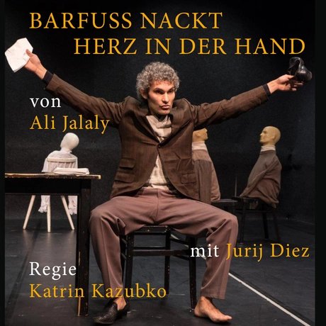 VISUAL Barfuss nackt Herz in der Hand.
