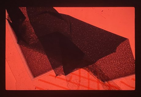 Lichtfilter in Orange, verschiedenfarbige Verpackungsmaterialien, zusammengehalten durch einen Dia-Rahmen