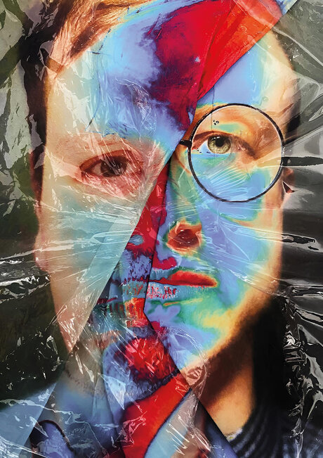 Collage eines Männerporträts, fragmentiert und verfremdet, unter Plastikfolie
