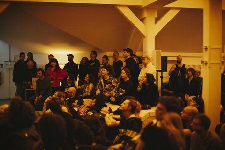 Gespräch und Konzert im Rahmen der Ausstellung Jessica Ekomane – Antechamber in den KW Institute for Contemporary Art, Berlin. April 2025. Foto: Eva Luise Hoppe.