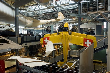 Im Deutschen Technik Museum Berlin hängen alte Flugzeuge an der Decke