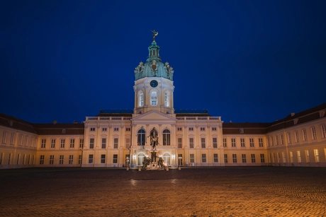 Schloss Charlottenburg am Abend beleuchtet