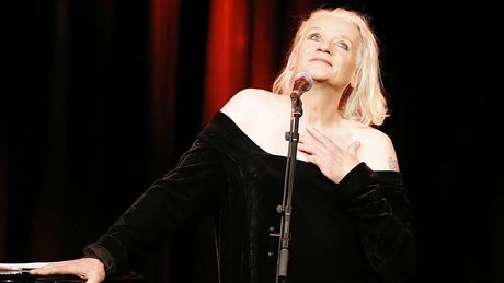 Georgette Dee singend auf der Bühne
