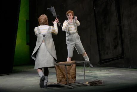 Stephanie Lauricella als Hänsel, Kim-Lillian Strebel als Gretel