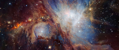 Blau-orangefarbener Nebel in dem tausende Sterne entstehen.