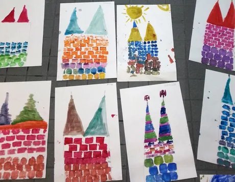 Farbige Stempeldrucke der Nikolaikirchentürme liegen auf dem Boden