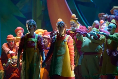 Stephanie Lauricella als Hänsel, Kim-Lillian Strebel als Gretel sowie die Clowns, gespielt von unserer Statisterie.Bettina Stöß