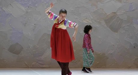 Eun-Me Ahn in einem bunten Kleid