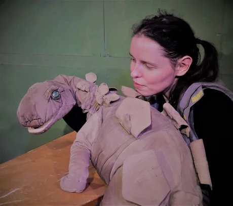 KEY VISUAL Herr Kluge und ein Dinosaurier in der Schule