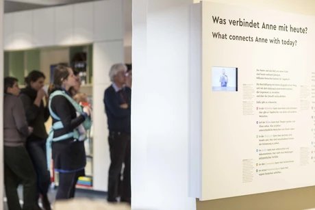 Eine Gruppe in der Ausstellung »Alles über Anne«