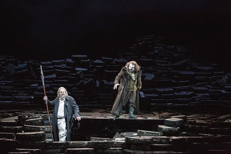 Iain Paterson als Der Wanderer, Jordan Shanahan als Alberich