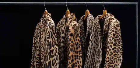 Pelzmäntel aus Leopard