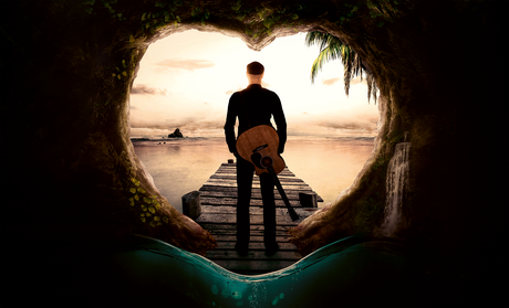 Ein Mann mit Gitarre steht vor einem Steg, der auf das Meer hinaus führt. Wir sehen den Mann von hinten durch ein herzförmiges Guckloch.